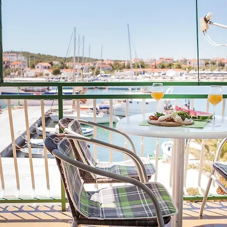 Lapov - First Row To The Sea Apartment Jezera