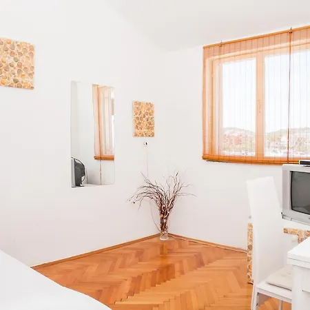 Lapov - First Row To The Sea Apartment Jezera