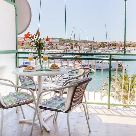 Lapov - First Row To The Sea Apartment Jezera